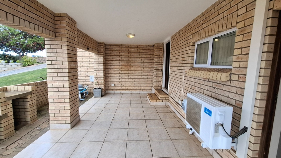 4 Bedroom Property for Sale in Menkenkop Western Cape